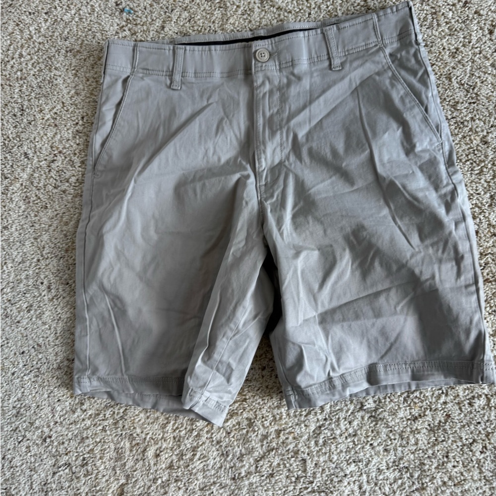 Lee Men's Extreme Comfort Light Gray Flat Front Shorts